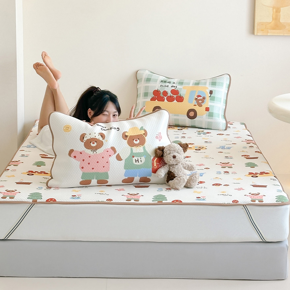 91家纺网 家纺一手货源 找家纺 RYB红黄兰 2025新款ins设计师原创A类数码大版卡通印花冰豆豆席凉席席子 小熊果园