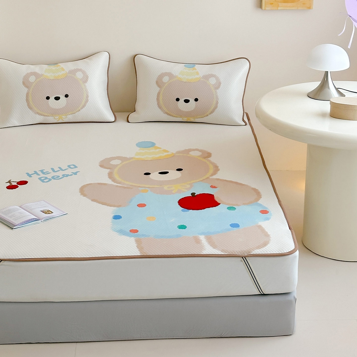 91家纺网 家纺一手货源 找家纺 RYB红黄兰 2025新款ins设计师原创A类数码大版卡通印花冰豆豆席凉席席子 奶油苹果熊