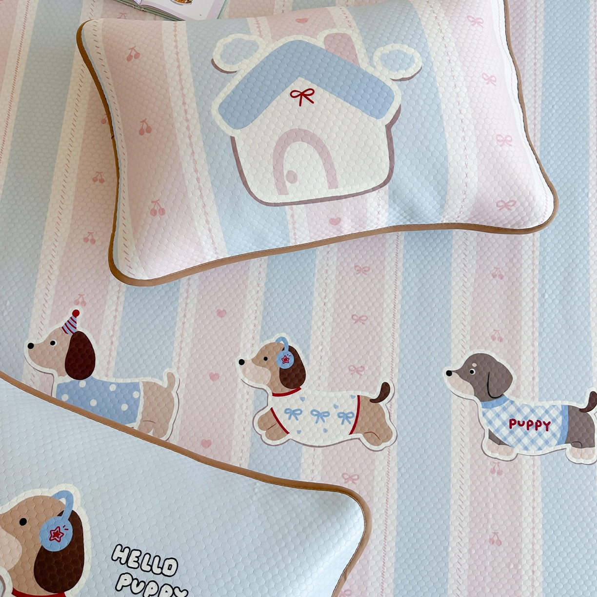 91家纺网 家纺一手货源 找家纺 RYB红黄兰 2025新款ins设计师原创A类数码大版卡通印花冰豆豆席凉席席子 甜心腊肠狗