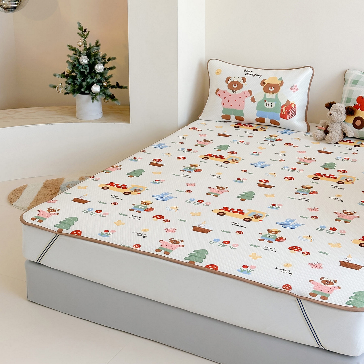 91家纺网 家纺一手货源 找家纺 RYB红黄兰 2025新款ins设计师原创A类数码大版卡通印花冰豆豆席凉席席子 小熊果园