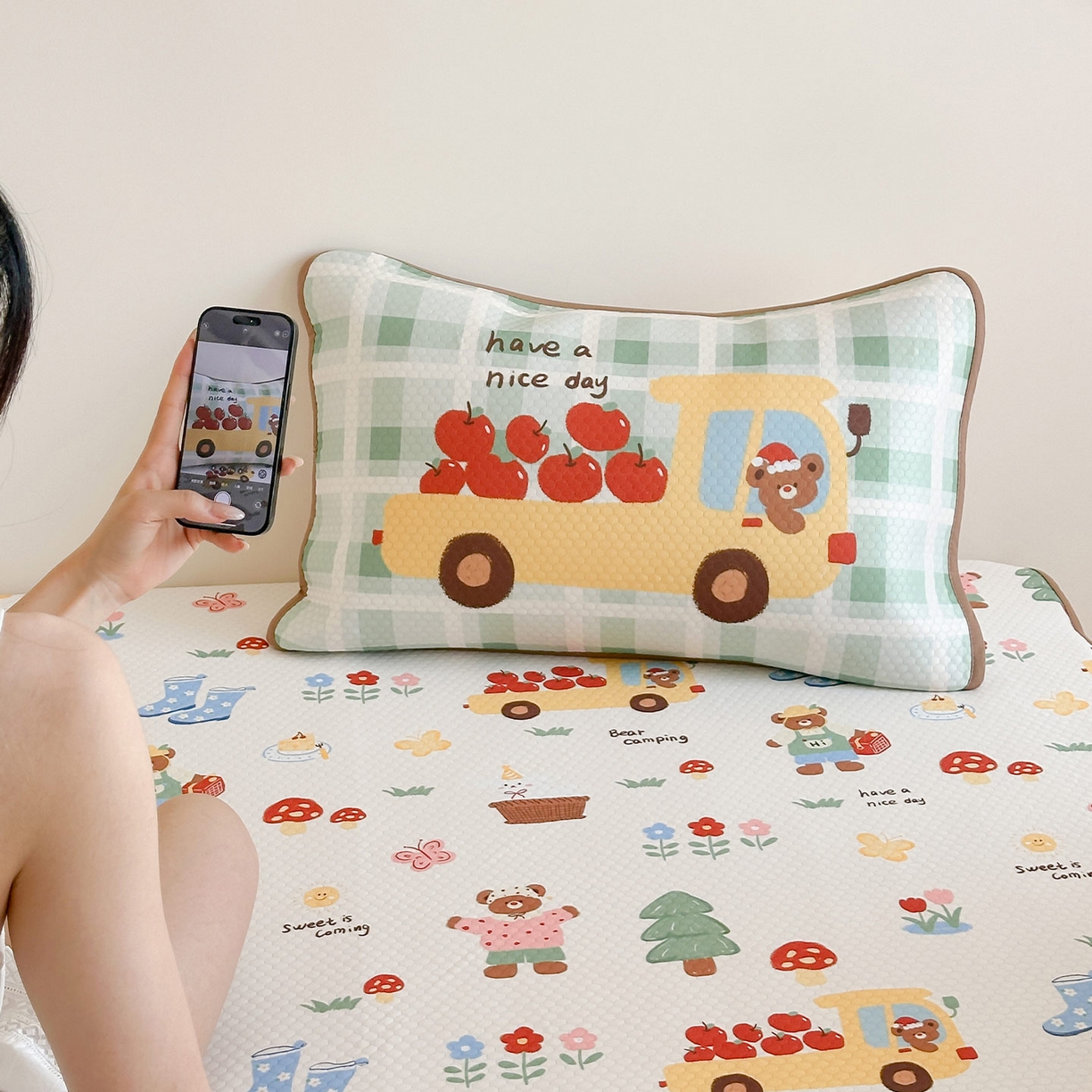 91家纺网 家纺一手货源 找家纺 RYB红黄兰 2025新款ins设计师原创A类数码大版卡通印花冰豆豆席凉席席子 小熊果园