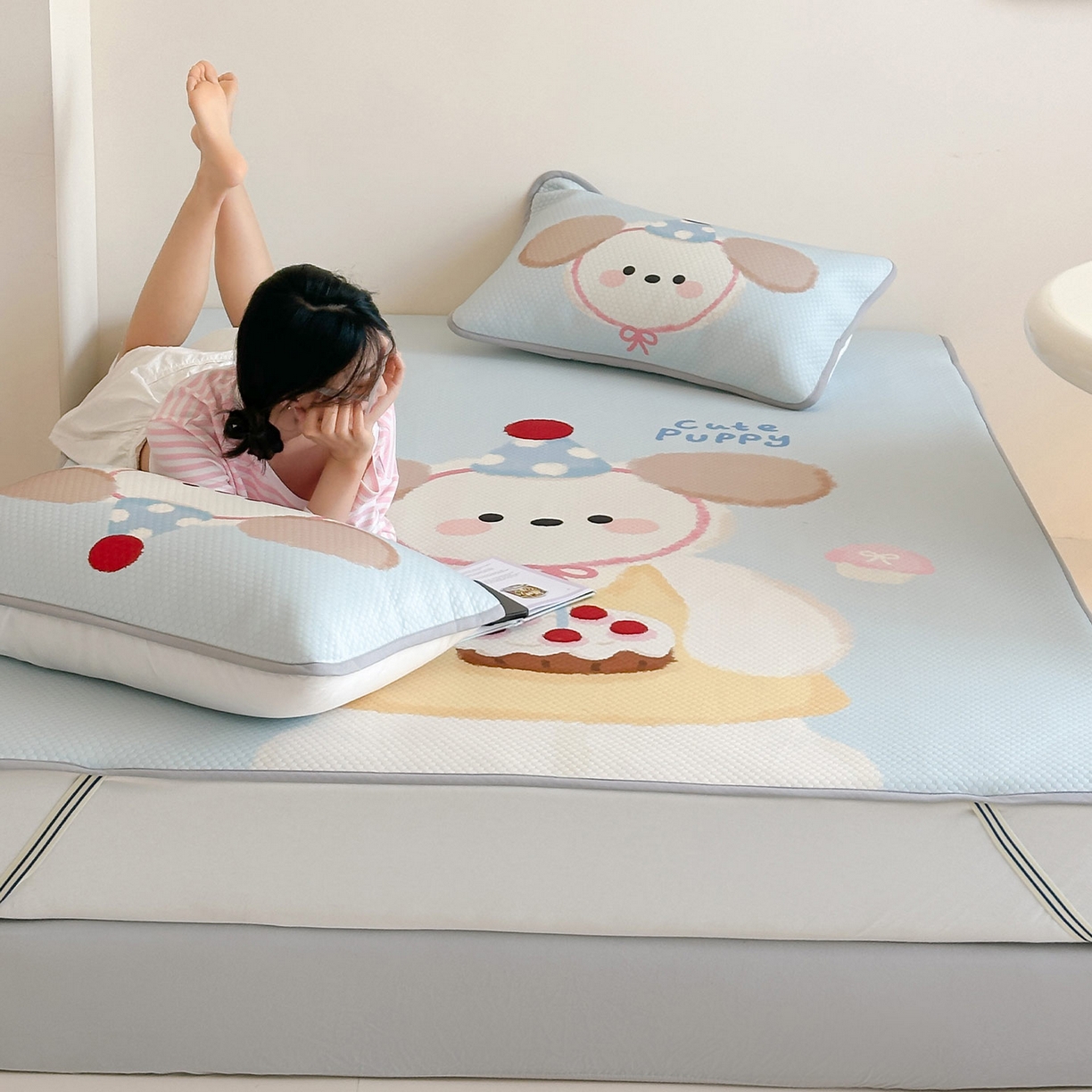 91家纺网 家纺一手货源 找家纺 RYB红黄兰 2025新款ins设计师原创A类数码大版卡通印花冰豆豆席凉席席子 蛋糕小狗