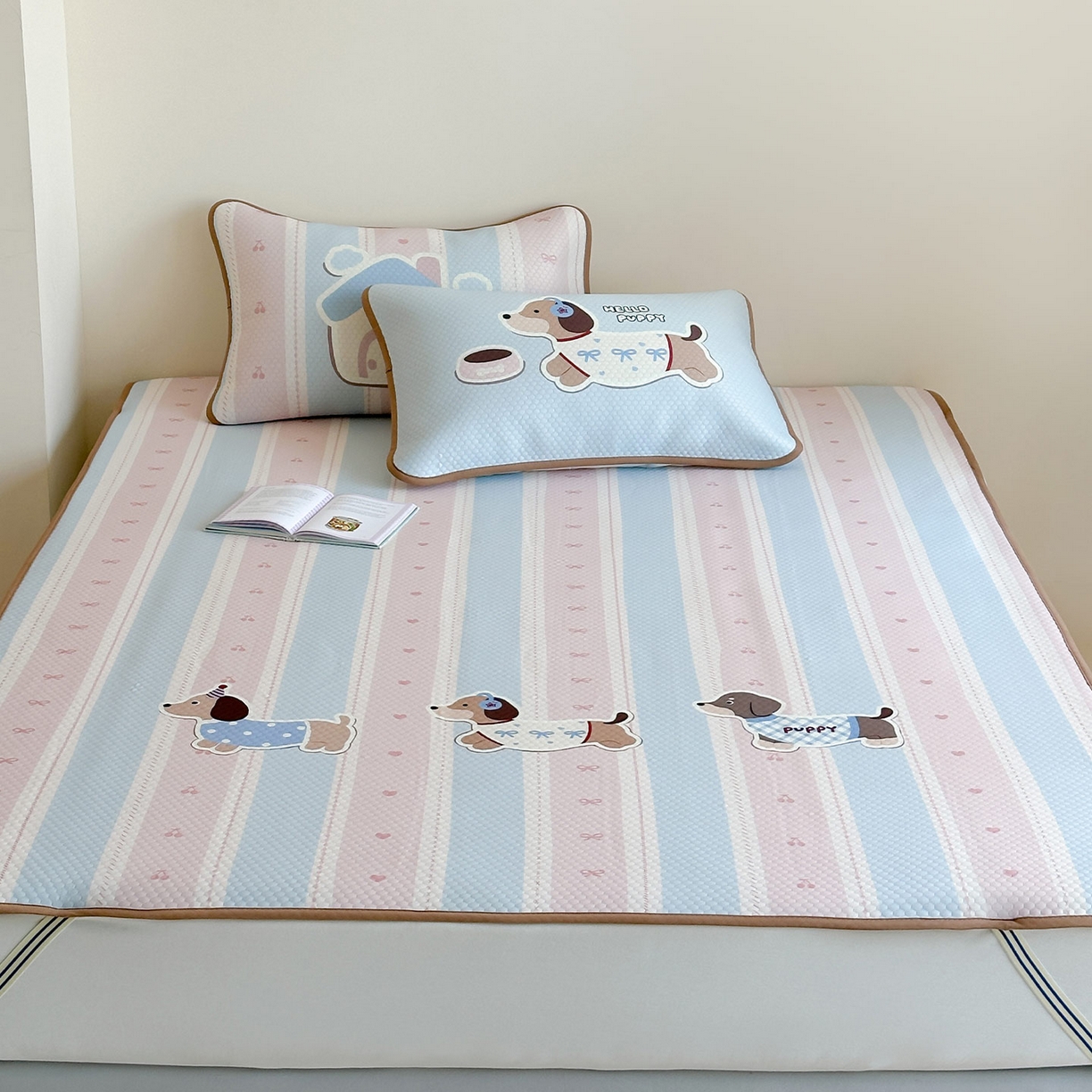 91家纺网 家纺一手货源 找家纺 RYB红黄兰 2025新款ins设计师原创A类数码大版卡通印花冰豆豆席凉席席子 甜心腊肠狗