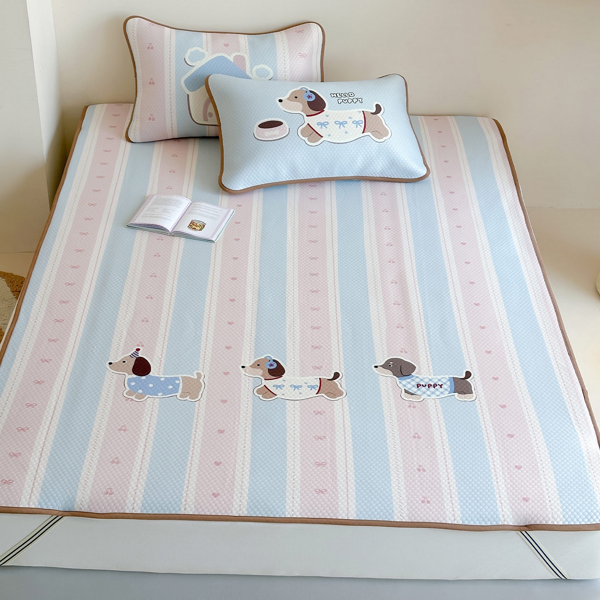 91家纺网 家纺一手货源 找家纺 RYB红黄兰 2025新款ins设计师原创A类数码大版卡通印花冰豆豆席凉席席子 甜心腊肠狗