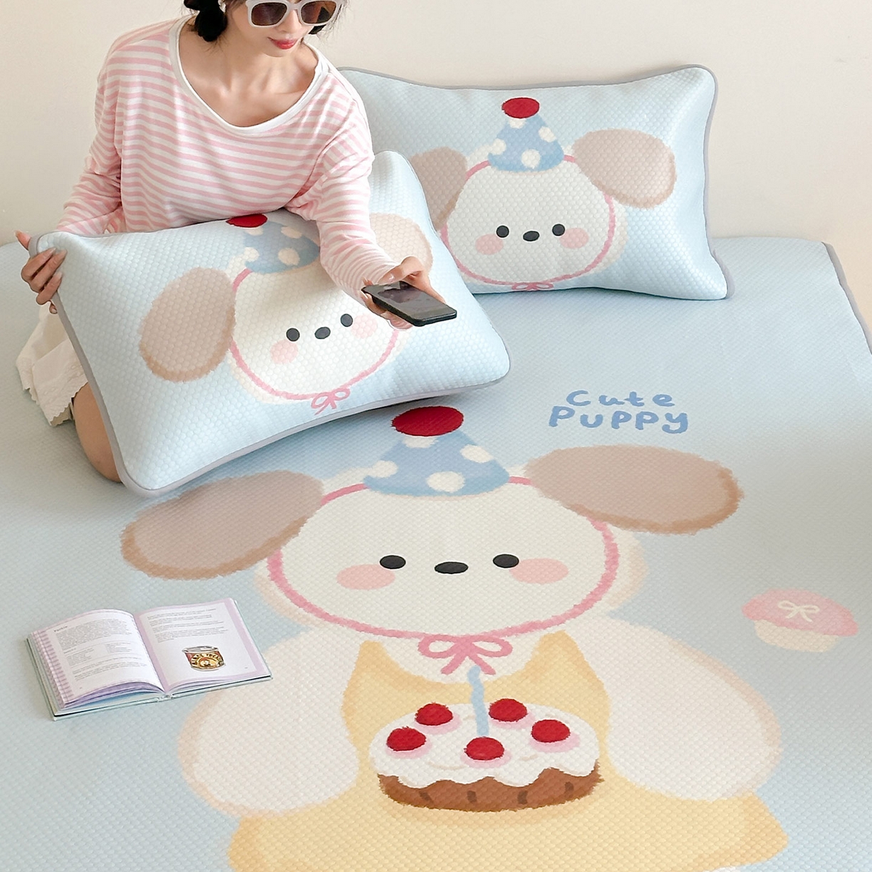 91家纺网 家纺一手货源 找家纺 RYB红黄兰 2025新款ins设计师原创A类数码大版卡通印花冰豆豆席凉席席子 蛋糕小狗