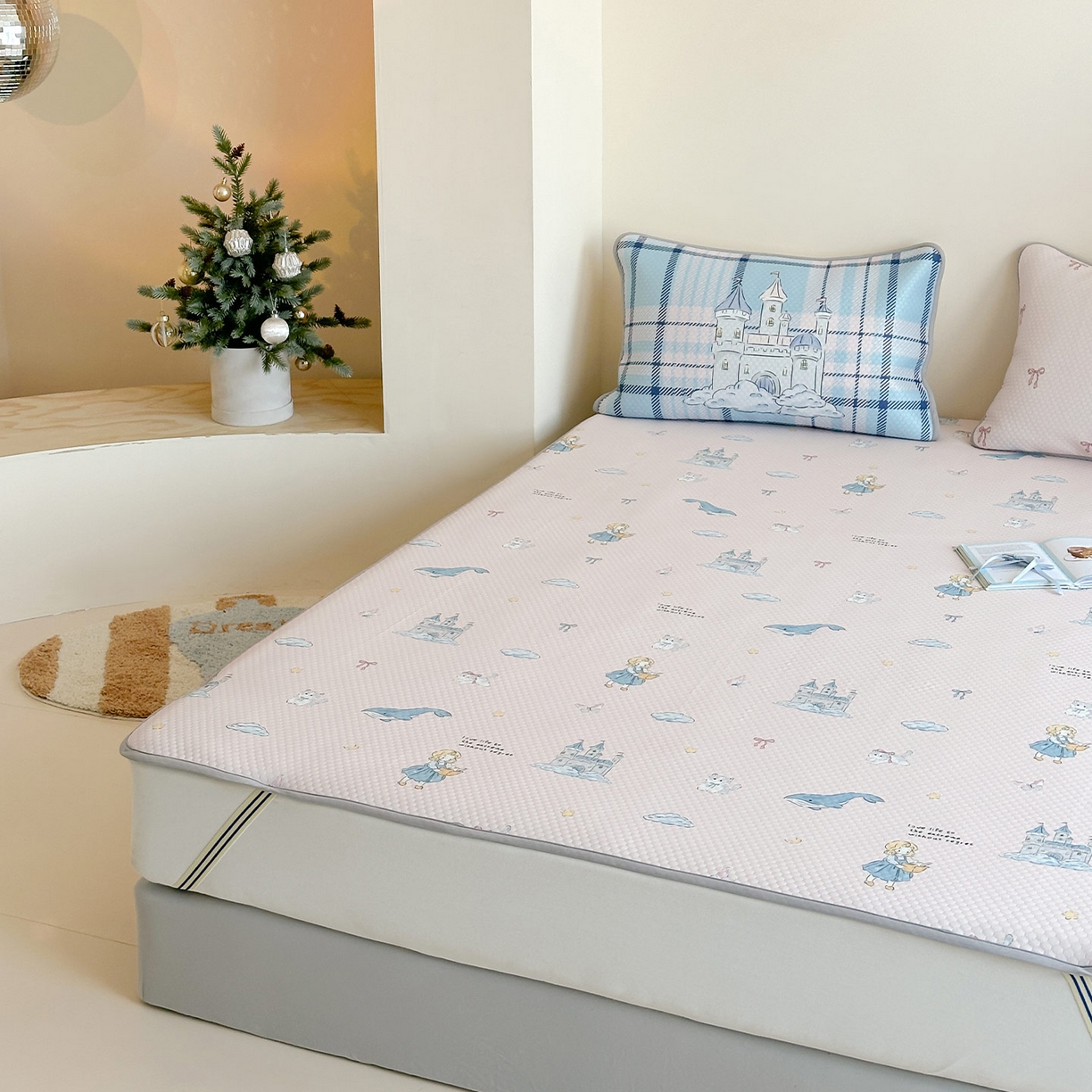 91家纺网 家纺一手货源 找家纺 RYB红黄兰 2025新款ins设计师原创A类数码大版卡通印花冰豆豆席凉席席子 城堡公主