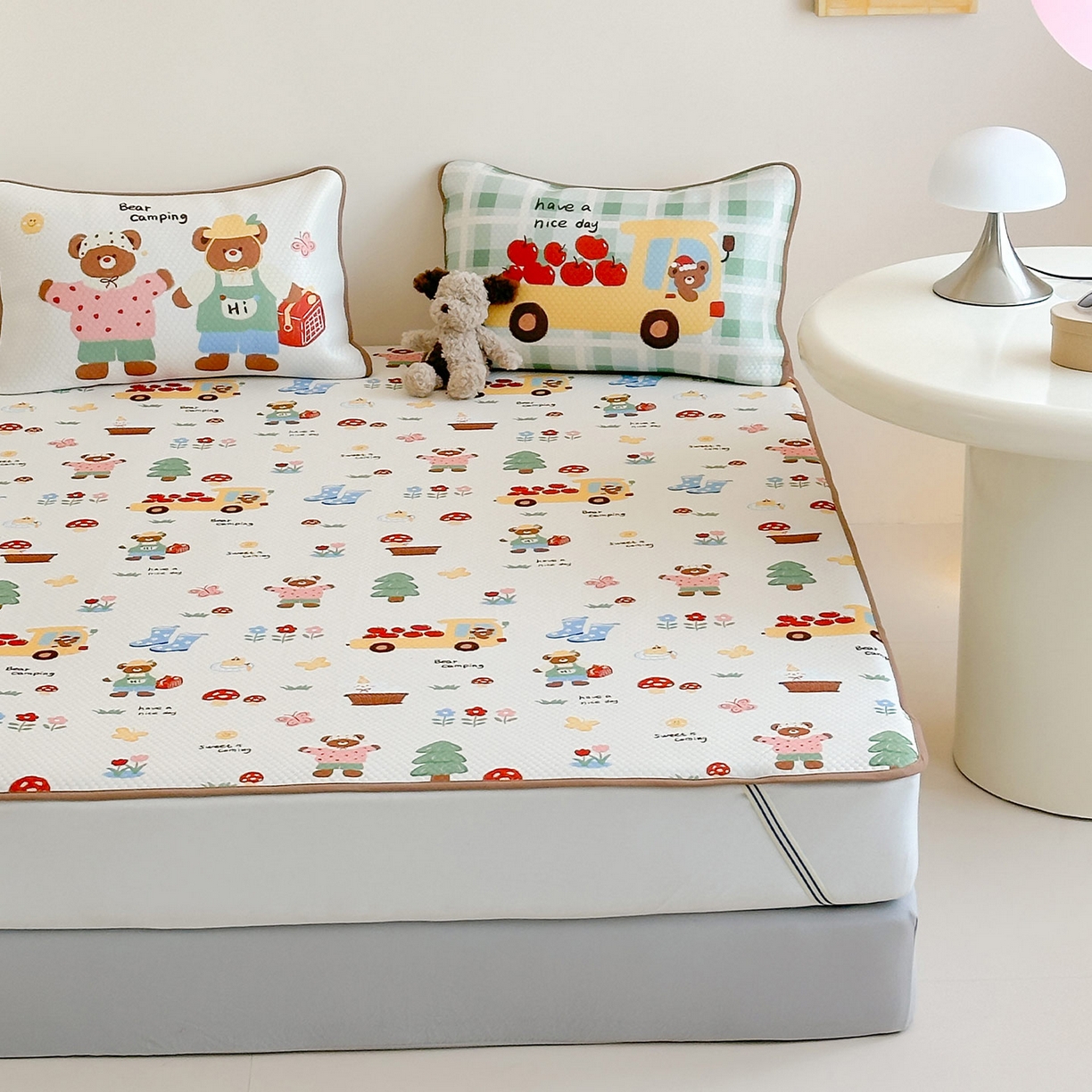 91家纺网 家纺一手货源 找家纺 RYB红黄兰 2025新款ins设计师原创A类数码大版卡通印花冰豆豆席凉席席子 小熊果园