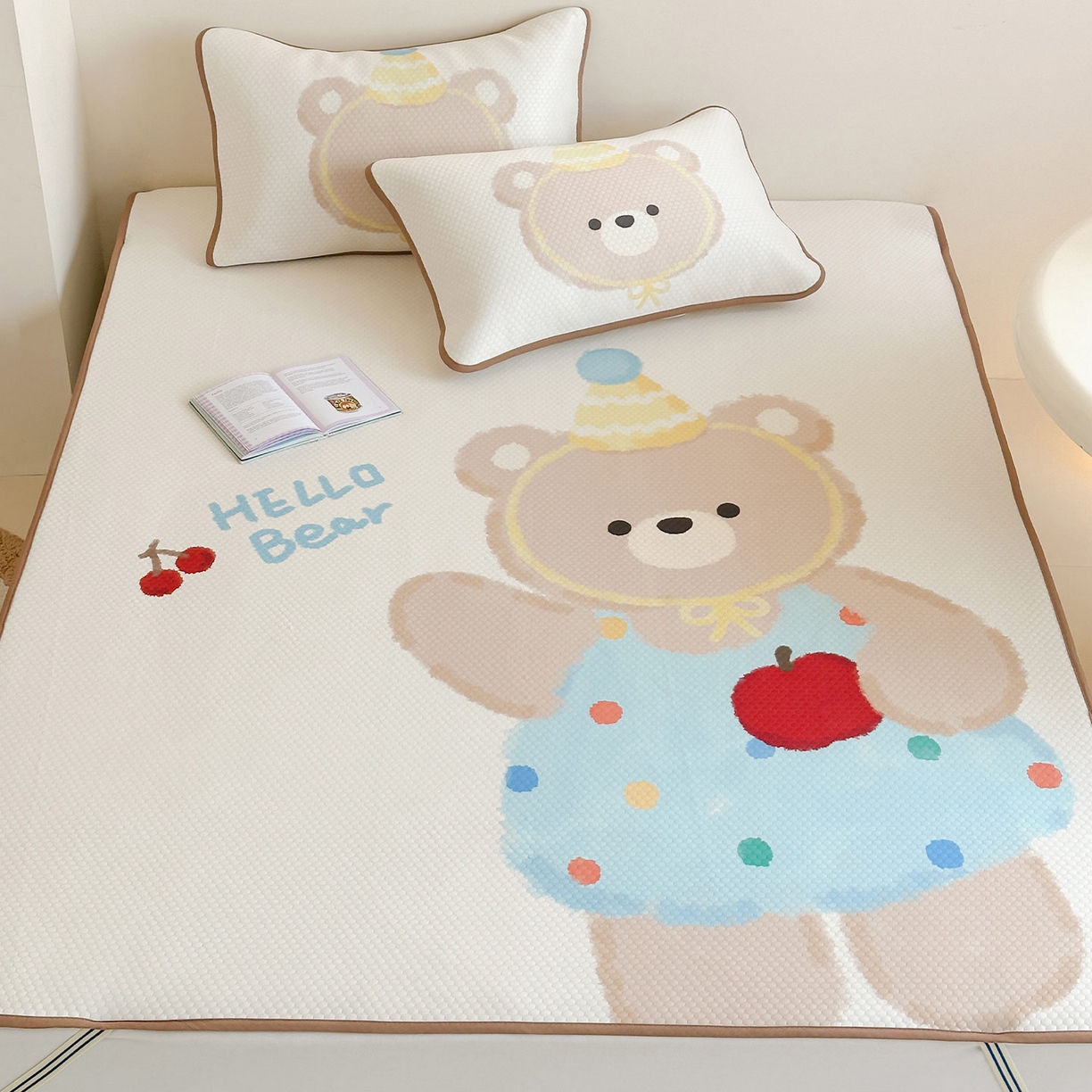 91家纺网 家纺一手货源 找家纺 RYB红黄兰 2025新款ins设计师原创A类数码大版卡通印花冰豆豆席凉席席子 奶油苹果熊