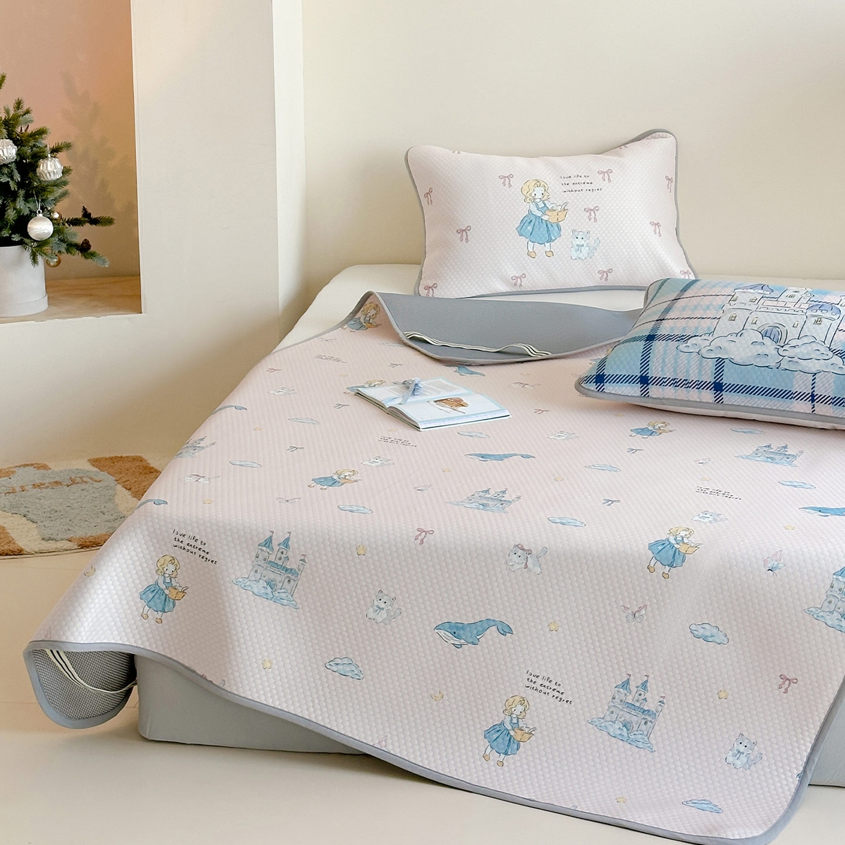 91家纺网 家纺一手货源 找家纺 RYB红黄兰 2025新款ins设计师原创A类数码大版卡通印花冰豆豆席凉席席子 城堡公主