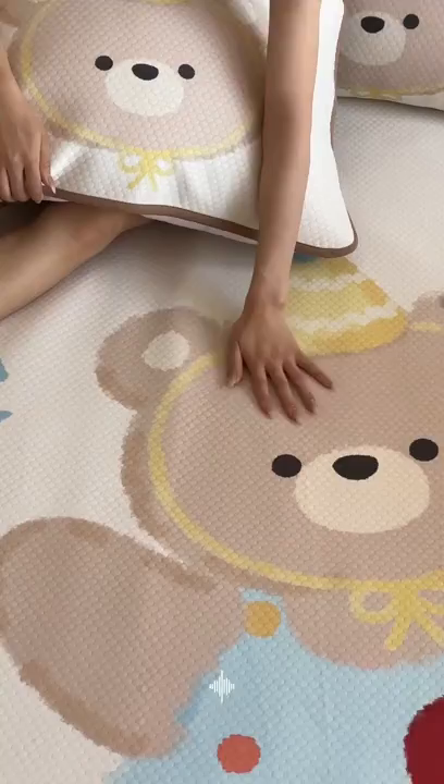 91家纺网 家纺一手货源 找家纺 RYB红黄兰 2025新款ins设计师原创A类数码大版卡通印花冰豆豆席凉席席子 奶油苹果熊