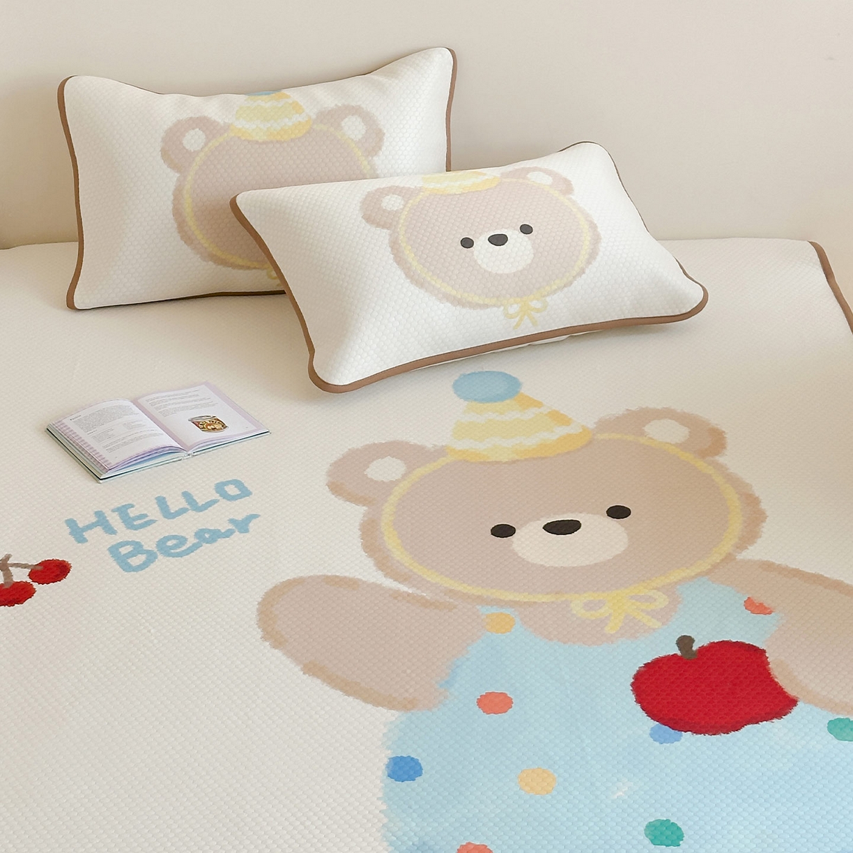 91家纺网 家纺一手货源 找家纺 RYB红黄兰 2025新款ins设计师原创A类数码大版卡通印花冰豆豆席凉席席子 奶油苹果熊