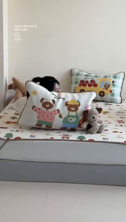 91家纺网 家纺一手货源 找家纺 RYB红黄兰 2025新款ins设计师原创A类数码大版卡通印花冰豆豆席凉席席子 小熊果园