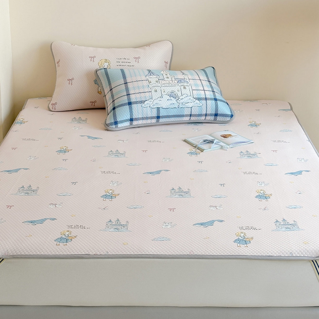 91家纺网 家纺一手货源 找家纺 RYB红黄兰 2025新款ins设计师原创A类数码大版卡通印花冰豆豆席凉席席子 城堡公主