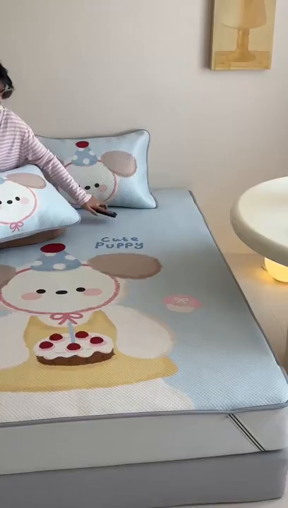 91家纺网 家纺一手货源 找家纺 RYB红黄兰 2025新款ins设计师原创A类数码大版卡通印花冰豆豆席凉席席子 蛋糕小狗