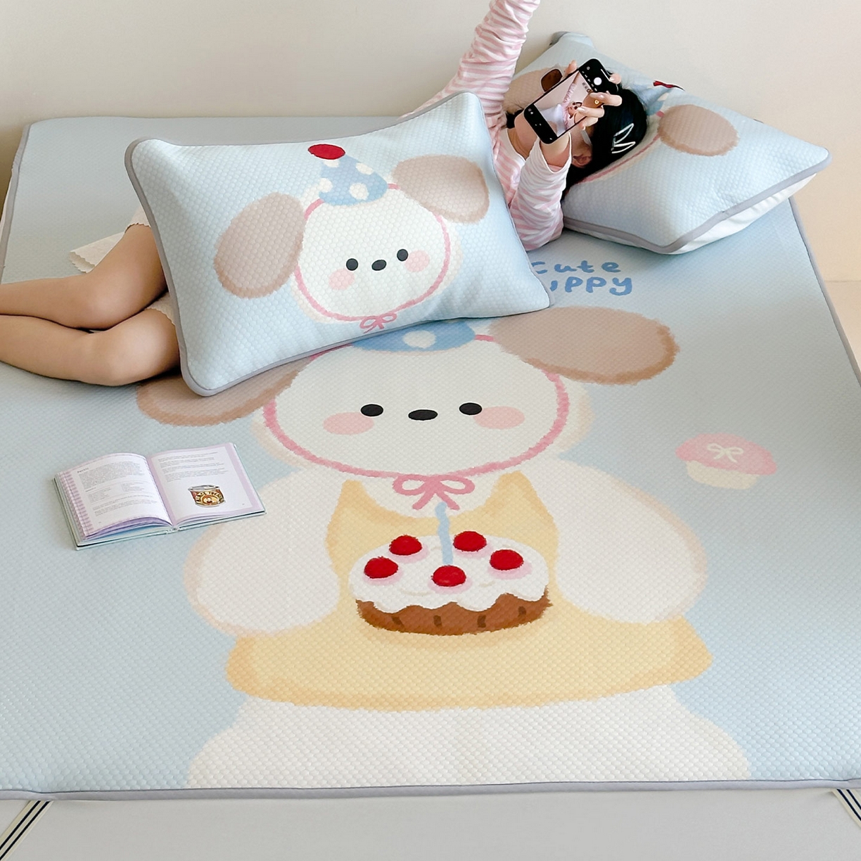 91家纺网 家纺一手货源 找家纺 RYB红黄兰 2025新款ins设计师原创A类数码大版卡通印花冰豆豆席凉席席子 蛋糕小狗