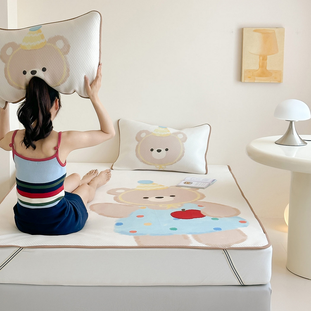 91家纺网 家纺一手货源 找家纺 RYB红黄兰 2025新款ins设计师原创A类数码大版卡通印花冰豆豆席凉席席子 奶油苹果熊