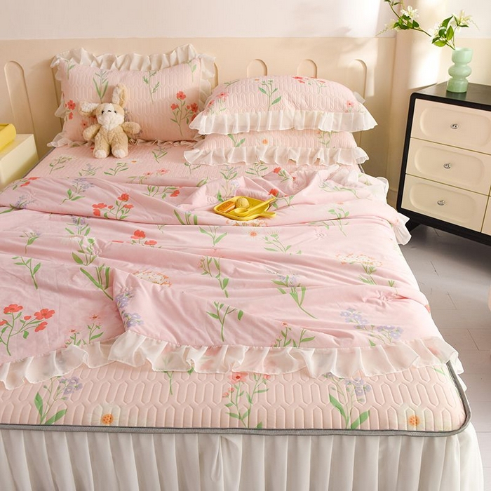 91家纺网 家纺一手货源 找家纺 悦织湾家纺 2025新款A类凉感丝床裙款乳胶凉席席子夏被夏凉被空调被四件套 百花齐放