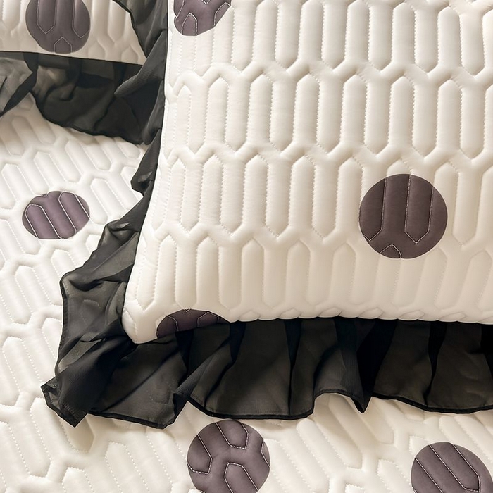 91家纺网 家纺一手货源 找家纺 悦织湾家纺 2025新款A类凉感丝床裙款乳胶凉席席子夏被夏凉被空调被四件套 波点-黑