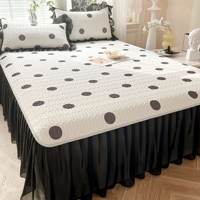 91家纺网 家纺一手货源 找家纺 悦织湾家纺 2025新款A类凉感丝床裙款乳胶凉席席子夏被夏凉被空调被四件套 波点-黑