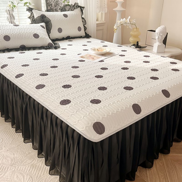 91家纺网 家纺一手货源 找家纺 悦织湾家纺 2025新款A类凉感丝床裙款乳胶凉席席子夏被夏凉被空调被四件套 波点-黑