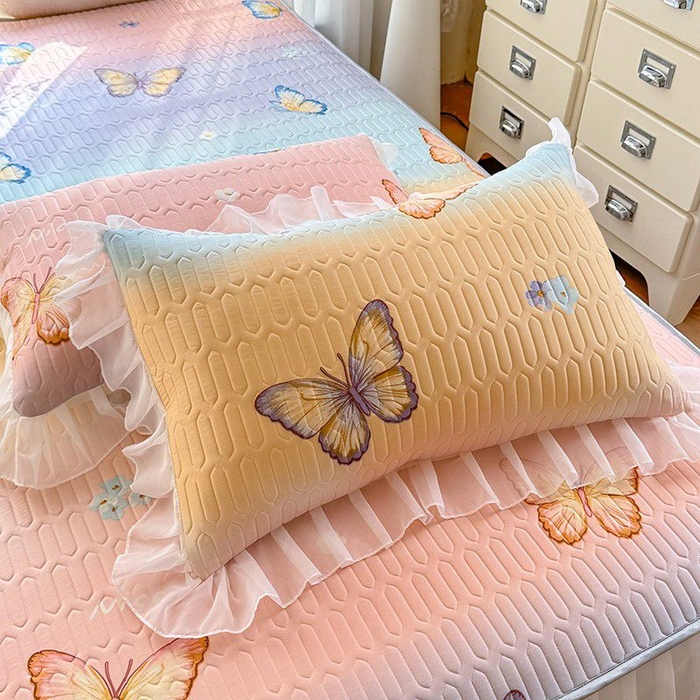 91家纺网 家纺一手货源 找家纺 悦织湾家纺 2025新款A类凉感丝床裙款乳胶凉席席子夏被夏凉被空调被四件套 大红大紫