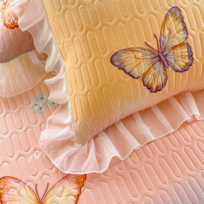 91家纺网 家纺一手货源 找家纺 悦织湾家纺 2025新款A类凉感丝床裙款乳胶凉席席子夏被夏凉被空调被四件套 大红大紫