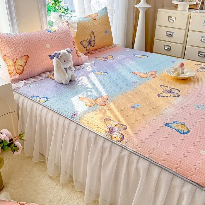 91家纺网 家纺一手货源 找家纺 悦织湾家纺 2025新款A类凉感丝床裙款乳胶凉席席子夏被夏凉被空调被四件套 大红大紫