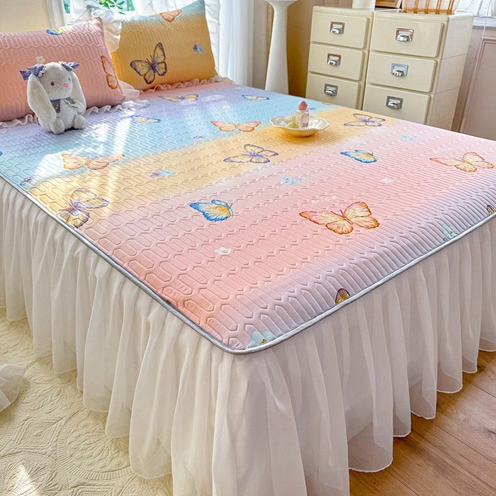 91家纺网 家纺一手货源 找家纺 悦织湾家纺 2025新款A类凉感丝床裙款乳胶凉席席子夏被夏凉被空调被四件套 大红大紫