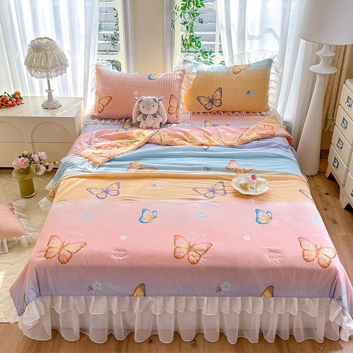 91家纺网 家纺一手货源 找家纺 悦织湾家纺 2025新款A类凉感丝床裙款乳胶凉席席子夏被夏凉被空调被四件套 大红大紫