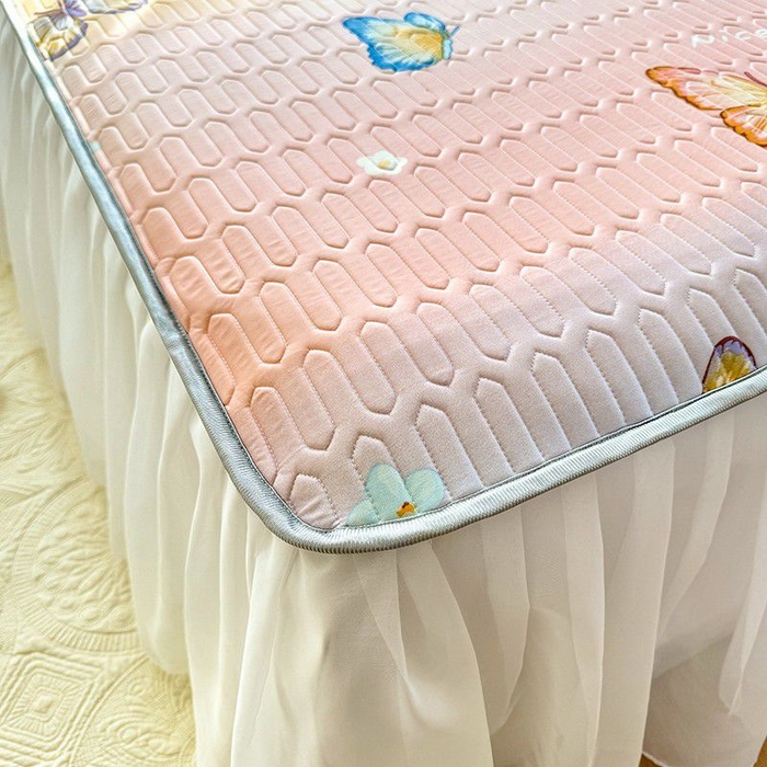 91家纺网 家纺一手货源 找家纺 悦织湾家纺 2025新款A类凉感丝床裙款乳胶凉席席子夏被夏凉被空调被四件套 大红大紫