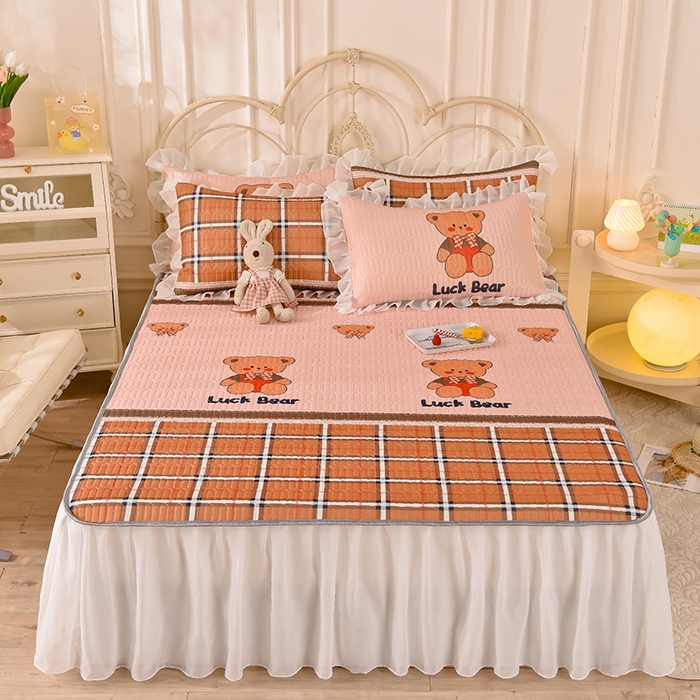 91家纺网 家纺一手货源 找家纺 悦织湾家纺 2025新款A类凉感丝床裙款乳胶凉席席子夏被夏凉被空调被四件套 格子小熊