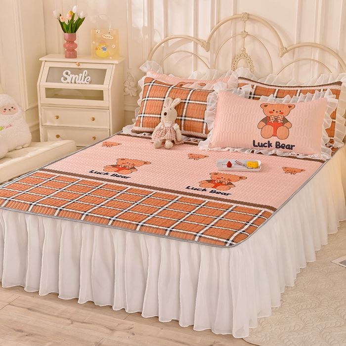 91家纺网 家纺一手货源 找家纺 悦织湾家纺 2025新款A类凉感丝床裙款乳胶凉席席子夏被夏凉被空调被四件套 格子小熊