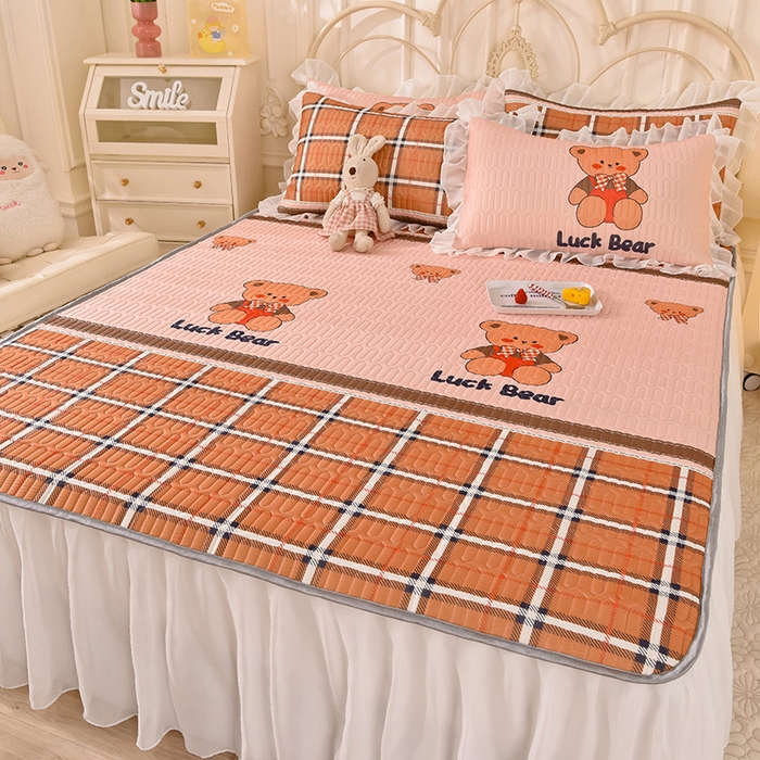 91家纺网 家纺一手货源 找家纺 悦织湾家纺 2025新款A类凉感丝床裙款乳胶凉席席子夏被夏凉被空调被四件套 格子小熊