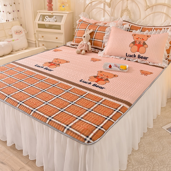 91家纺网 家纺一手货源 找家纺 悦织湾家纺 2025新款A类凉感丝床裙款乳胶凉席席子夏被夏凉被空调被四件套 格子小熊