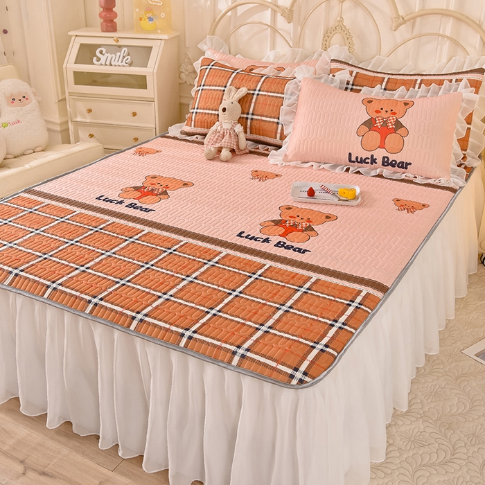 91家纺网 家纺一手货源 找家纺 悦织湾家纺 2025新款A类凉感丝床裙款乳胶凉席席子夏被夏凉被空调被四件套 格子小熊