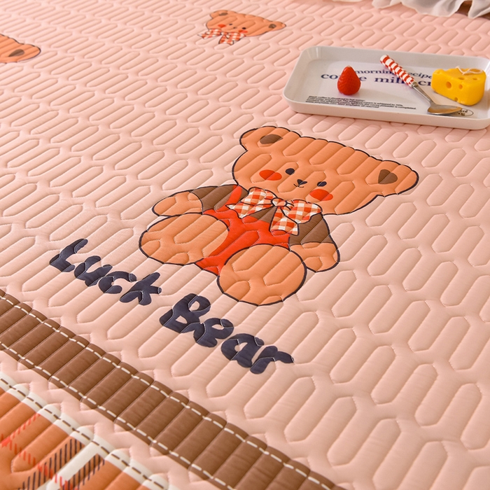 91家纺网 家纺一手货源 找家纺 悦织湾家纺 2025新款A类凉感丝床裙款乳胶凉席席子夏被夏凉被空调被四件套 格子小熊