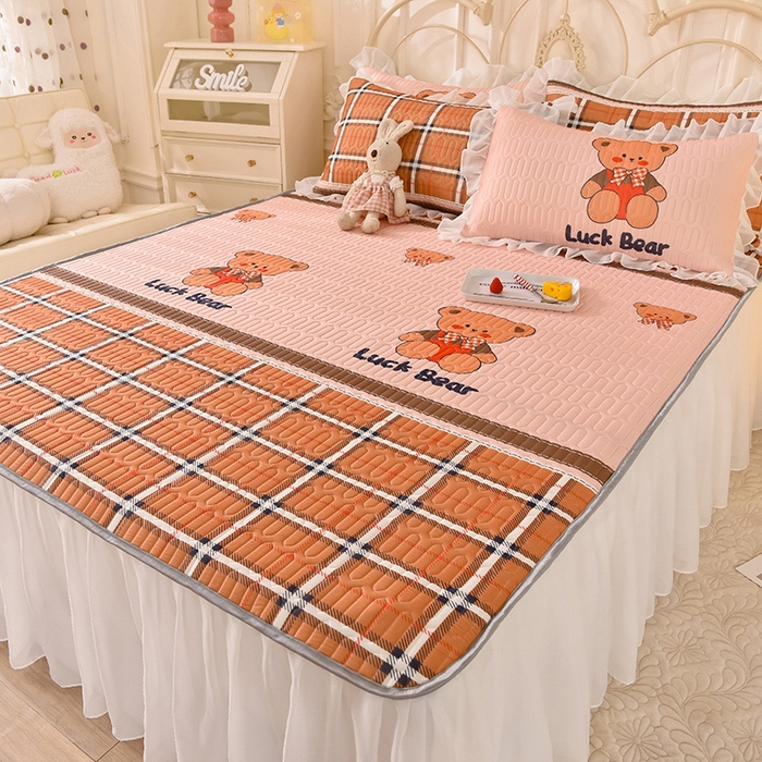 91家纺网 家纺一手货源 找家纺 悦织湾家纺 2025新款A类凉感丝床裙款乳胶凉席席子夏被夏凉被空调被四件套 格子小熊