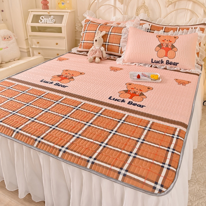 91家纺网 家纺一手货源 找家纺 悦织湾家纺 2025新款A类凉感丝床裙款乳胶凉席席子夏被夏凉被空调被四件套 格子小熊