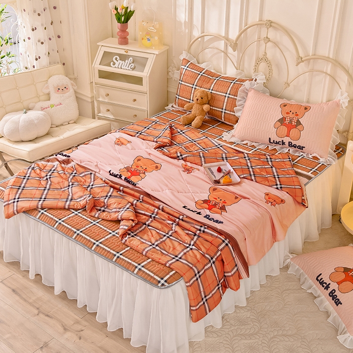 91家纺网 家纺一手货源 找家纺 悦织湾家纺 2025新款A类凉感丝床裙款乳胶凉席席子夏被夏凉被空调被四件套 格子小熊