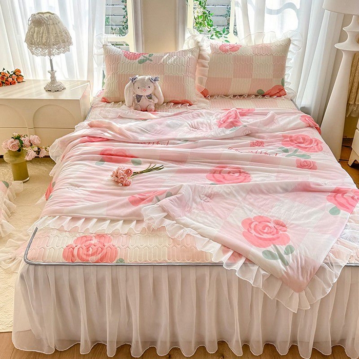 91家纺网 家纺一手货源 找家纺 悦织湾家纺 2025新款A类凉感丝床裙款乳胶凉席席子夏被夏凉被空调被四件套 红粉佳人