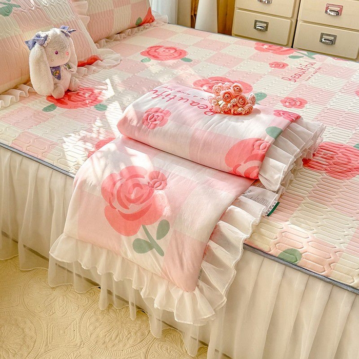 91家纺网 家纺一手货源 找家纺 悦织湾家纺 2025新款A类凉感丝床裙款乳胶凉席席子夏被夏凉被空调被四件套 红粉佳人