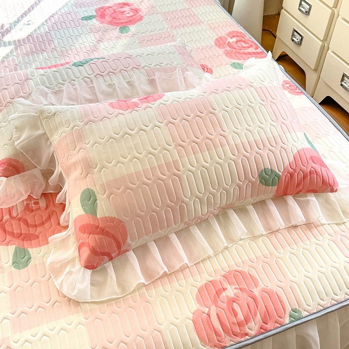 91家纺网 家纺一手货源 找家纺 悦织湾家纺 2025新款A类凉感丝床裙款乳胶凉席席子夏被夏凉被空调被四件套 红粉佳人