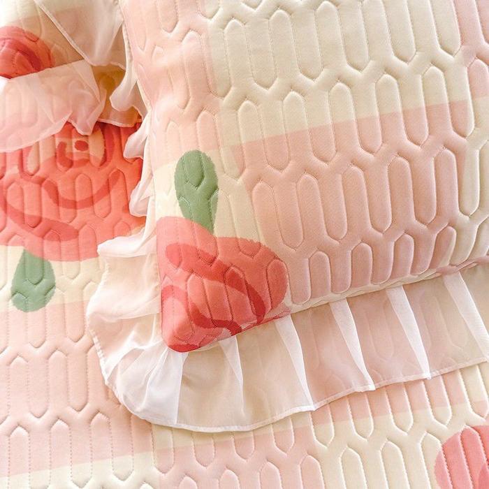 91家纺网 家纺一手货源 找家纺 悦织湾家纺 2025新款A类凉感丝床裙款乳胶凉席席子夏被夏凉被空调被四件套 红粉佳人