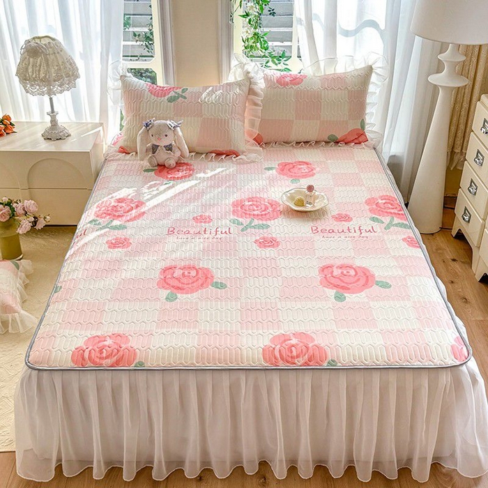 91家纺网 家纺一手货源 找家纺 悦织湾家纺 2025新款A类凉感丝床裙款乳胶凉席席子夏被夏凉被空调被四件套 红粉佳人