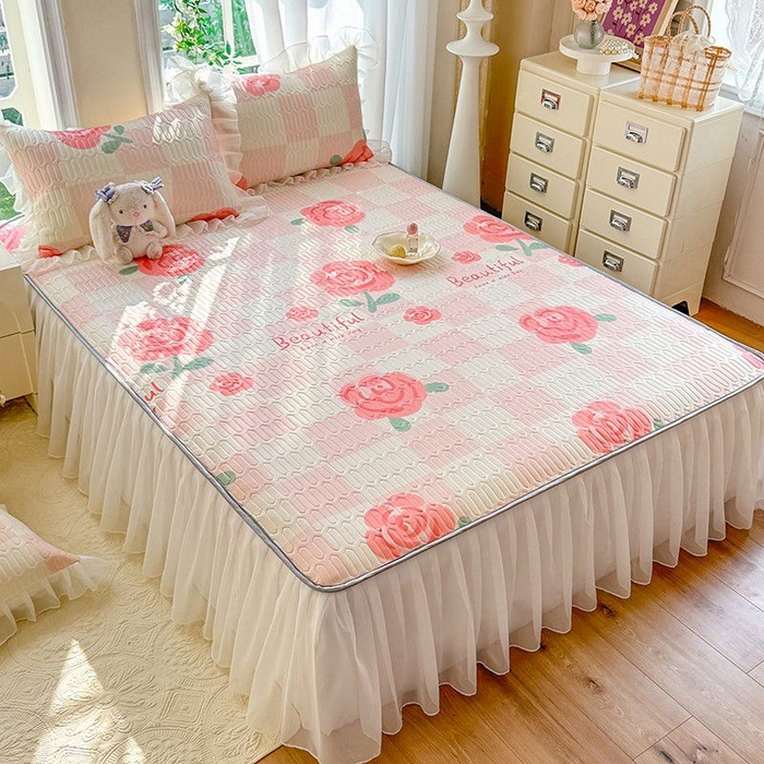 91家纺网 家纺一手货源 找家纺 悦织湾家纺 2025新款A类凉感丝床裙款乳胶凉席席子夏被夏凉被空调被四件套 红粉佳人