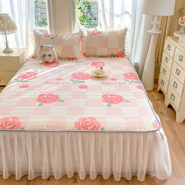 91家纺网 家纺一手货源 找家纺 悦织湾家纺 2025新款A类凉感丝床裙款乳胶凉席席子夏被夏凉被空调被四件套 红粉佳人