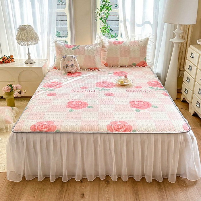 91家纺网 家纺一手货源 找家纺 悦织湾家纺 2025新款A类凉感丝床裙款乳胶凉席席子夏被夏凉被空调被四件套 红粉佳人