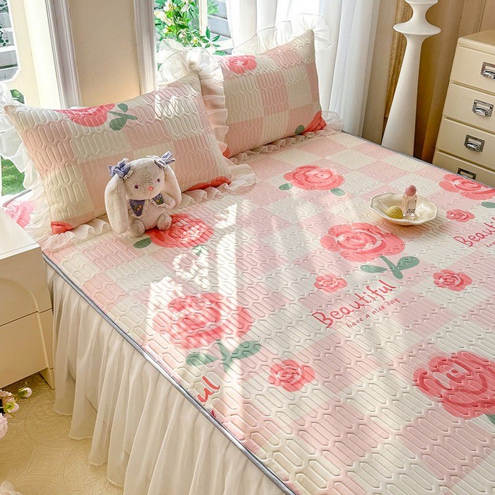 91家纺网 家纺一手货源 找家纺 悦织湾家纺 2025新款A类凉感丝床裙款乳胶凉席席子夏被夏凉被空调被四件套 红粉佳人