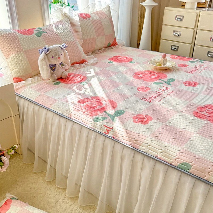 91家纺网 家纺一手货源 找家纺 悦织湾家纺 2025新款A类凉感丝床裙款乳胶凉席席子夏被夏凉被空调被四件套 红粉佳人