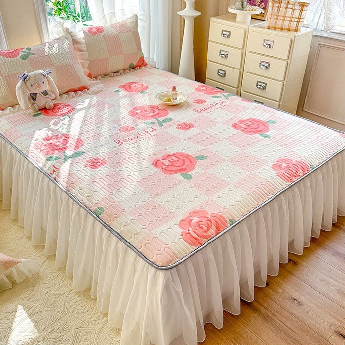 91家纺网 家纺一手货源 找家纺 悦织湾家纺 2025新款A类凉感丝床裙款乳胶凉席席子夏被夏凉被空调被四件套 红粉佳人